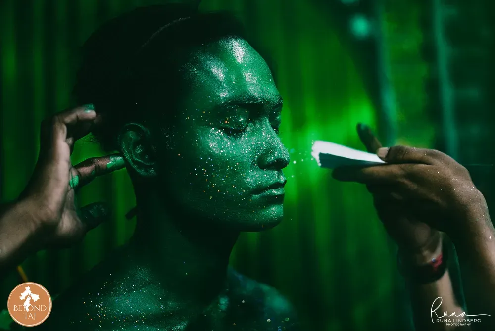 Man transforms into a demon by getting his face & body painted