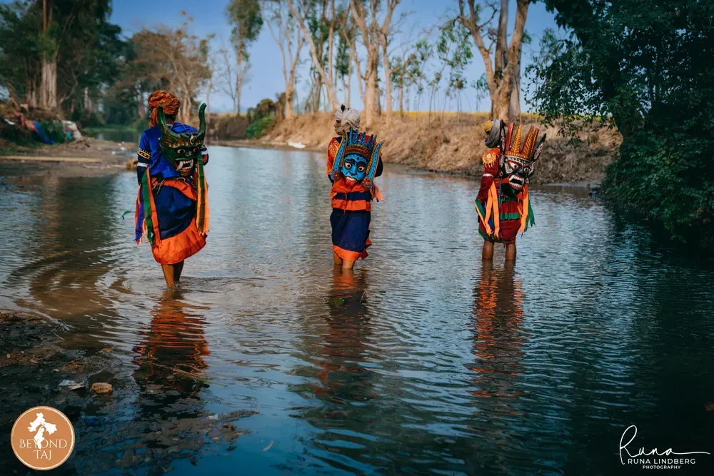 Gomira dancers in the river
